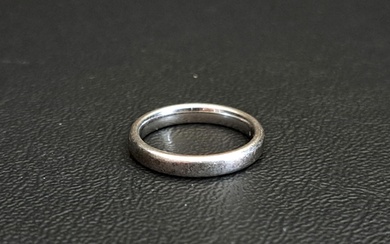 PLATINUM WEDDING BAND ring size I and approximately 4.9 gram...