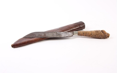 (-), Paeremes mes met gestoken houten heft in...