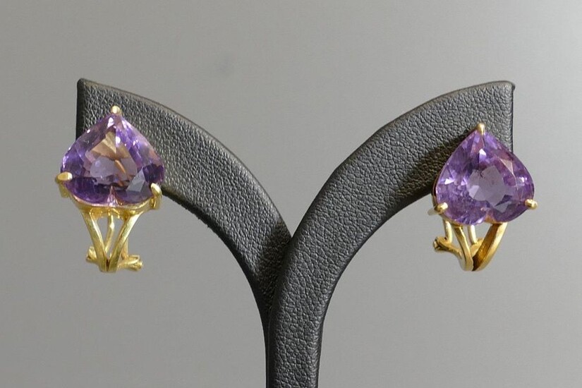 Pair of ear clips in 18 karat yellow gold set with amethysts, heart size