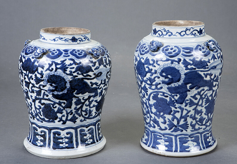 Pair of tibores in white and blue Chinese porcelain, 19th century. Height: 31 cm. Exit: 180uros. (29.949 Ptas.)