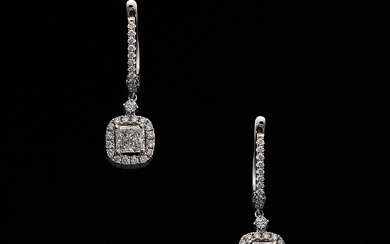 Paire de boucles d'oreilles diamantées en or blanc, taille 750. Sertissage central de 2 diamants...
