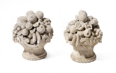 Paire de paniers fleuris en pierre