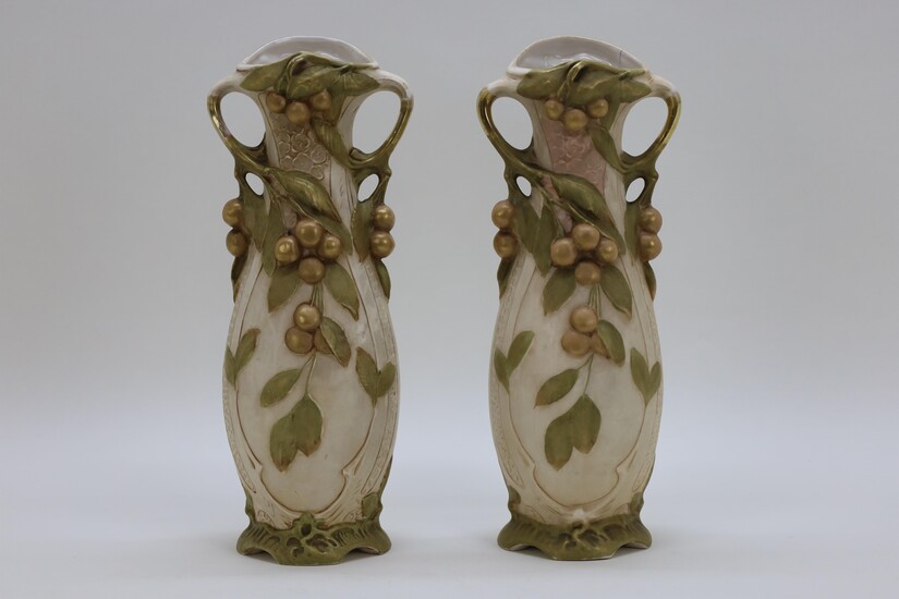Paire de vases Art Nouveau en porcelaine Royal Dux avec grappes de raisin (fêlure)