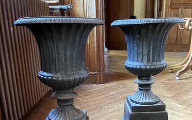 Paire de vases Médicis en fonte à godrons, socle carré Haut. totale : 68 cm...