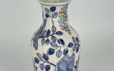 Petit vase en porcelaine à décor d'oiseaux