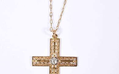 Pittoresque croix en or rose à décor d'entrelacs ajourés ornée d'un diamants