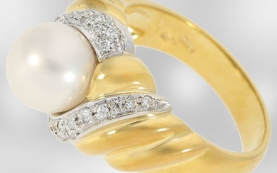 Ring: beautiful ladies ring in 18K gold, set...