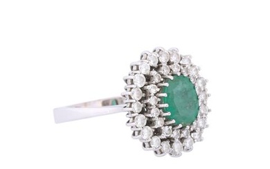 Ring mit ovalem Smaragd, 2-reihig entouriert von Diamanten