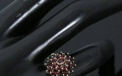 Ring with garnets, 585 yellow gold.