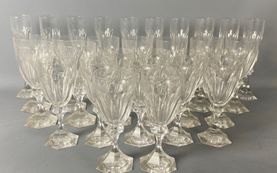 SAINT-LOUIS - Partie de service en cristal taillé modèle Chambord comprenant 10 flûtes à champagne,...