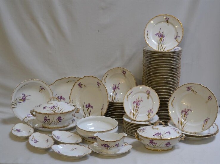 SERVICE DE TABLE en porcelaine à décor floral polychrome et or, comprenant