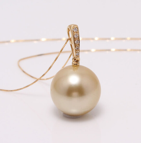 South Sea pearl necklace in 18k gold with diamonds 0.04ct