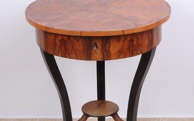 Table d'appoint de style Biedermeier. 19e siècle. Plaqué noyer. Table ronde à un tiroir sur...