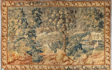Tapisserie ancienne, décorée de faune et de flore. XVIIe siècle. Le tapis présente quelques restaurations...