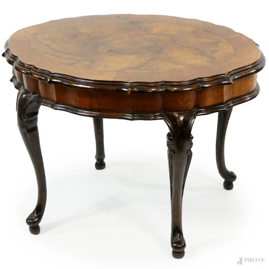 Tavolino basso con piano sagomato in radica, XX secolo, poggiante su quattro gambe mosse, cm h 48x71x53, (difetti)