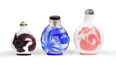Three Chinese overlay glass snuff bottles Late Qing dynasty - 20th century...