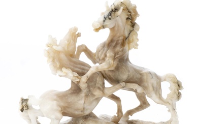 Travail français circa 1940, "Combat de chevaux", sculpture en albâtre