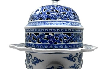 Tripod Censer in blue and white porcelain, China XIX-XX