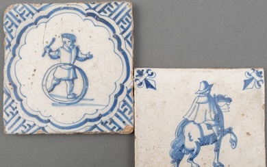 Twee Delfts aardewerk tegels met blauw-wit decor: accoladelijst met...