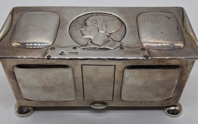 Une boîte en argent Arts and Crafts, conçue par Kate Harris, le couvercle avec une...