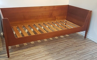 Kaj Winding: A veneered teak bed. Manufactured by Poul Hundevad. H. 78 cm. L. 195 cm. W. 92.5 cm.