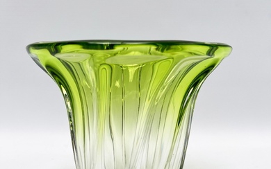 VAL SAINT LAMBERT Vase en verre, en partie teinté vert, de forme torsadée. Marque gravé...