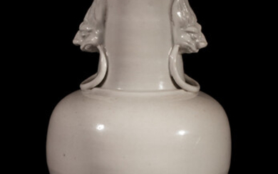 Vase balustre en porcelaine blanc de chine moulé au...