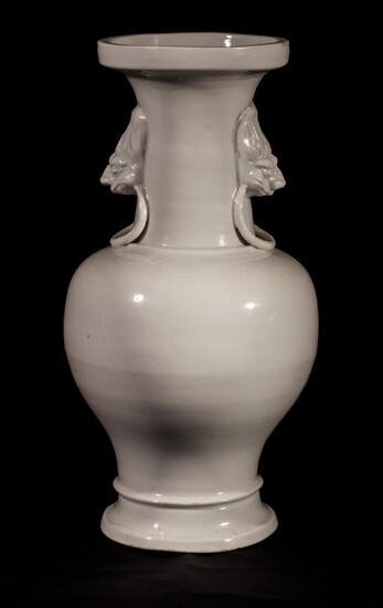 Vase balustre en porcelaine blanc de chine moulé au...