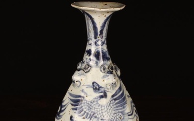 Vase chinois en grès bleu et blanc. Le corps balustre octogonal est décoré de fenghuang...