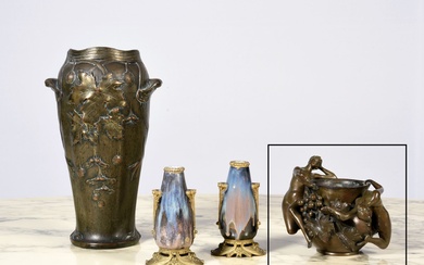 Vase en bronze à décor de deux naïades tenant... - Lot 24 - Digard Auction
