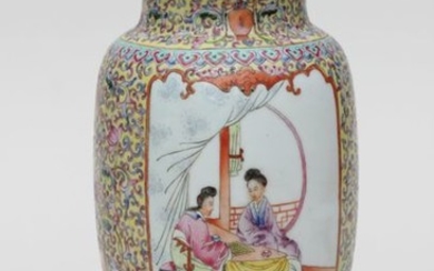 Vase en porcelaine à décor polychrome en réserve...