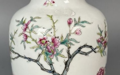 Vase en porcelaine famille rose Chine En forme de lanterne, à décor d'oiseaux perchés entourés...