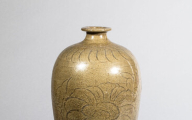 Vase meïping en porcelaine du longquan décoré en incision...