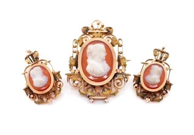 Victorian Sardonyx set gold earring and pendant set, with Ro...