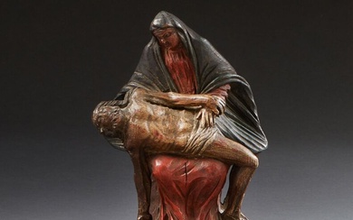 Vierge de pitié en bois de résineux sculpté et polychromé. Assise, la Vierge porte son...
