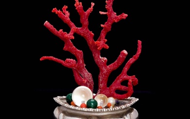 Wunderkammerobjekt - Rote Koralle mit Bergkristall in Silberschälchen.