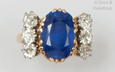 Yellow gold ring set with a cushion sapphire,...