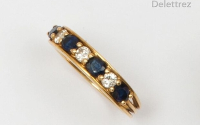 Yellow gold wedding band adorned with oval facetted sapphires alternating with brilliant-cut diamonds. The ring is composed of three lines of gold. Finger size: 54. Rough: 3.8g.