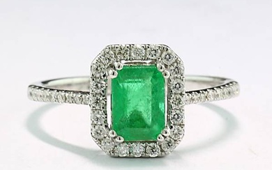 Zarter Smaragd/Brillant|Ring. Smaragd ca. 1ct. Mit Brillanten von ca. 0,25 ct. entouriert. 18 ct. WG
