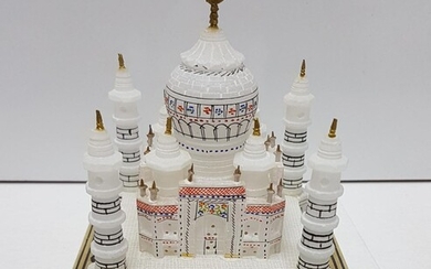 פריט נוי ישן ואיכותי דוגמת "מסגד" עשוי בעבודת יד...