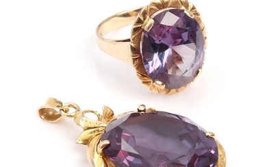 An alexandrite ring and pendant set with oval-cut synthetic alexandrites, mounted in 14k and 18k gold. Ring size 60. L. 4.3 cm. (2)