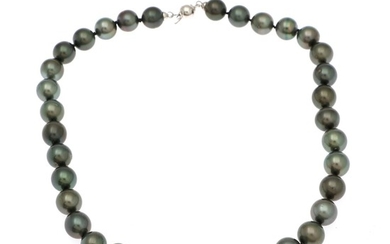 A Tahiti pearl necklace set with numerous Tahiti pearls and with a clasp of 18k white gold. L. 46.5 cm.
