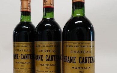 12 bouteilles CHÂTEAU BRANE CANTENAC 1982 2è GC Margaux (9 légèrement bas) Caisse bois d'origine (vermoulue)