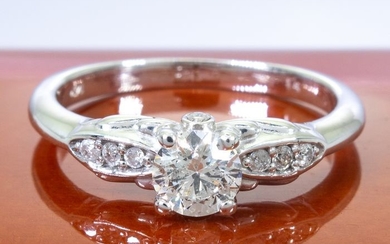 14 kt. Gold - 0.46 ct - diamond ring - with 0.40 ct center.