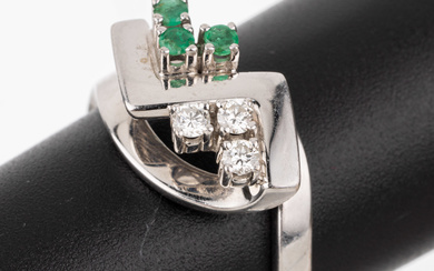 14 kt gold brilliant-emerald-ring , WG 585/000, 3 brilliants total...