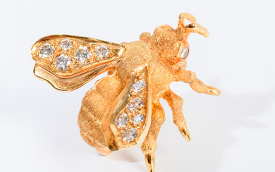 14K TEXTURED YELLOW GOLD BEE PIN BY DANFRERE. Wings set...