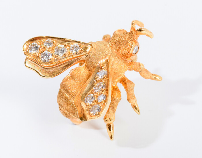 14K TEXTURED YELLOW GOLD BEE PIN BY DANFRERE. Wings set...