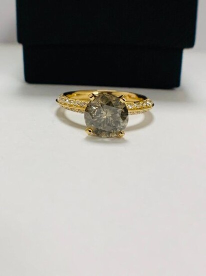 14ct Yellow Gold Diamond ring featuring centre, round...