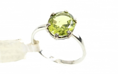 A PERIDOT RING IN 18CT GOLD, SIZE N-O