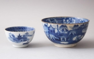 AN 18TH CENTURY CHINESE BLUE & WHITE PORCELAIN TEA